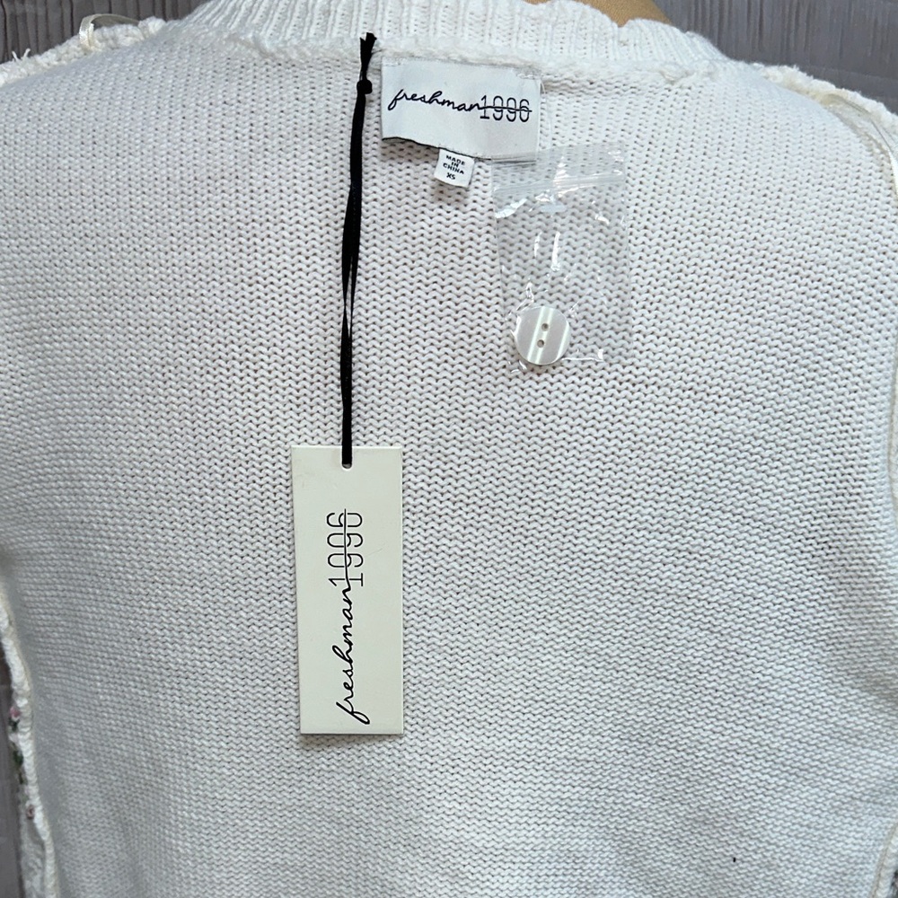 Freshman White Cropped Cardigan with Pink Floral Embroidery - Picture 9 of 9